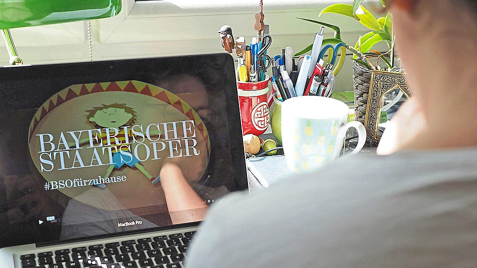 Statt vorfreudig in Abendgarderobe im prunkvollen Festsaal - Oper am Laptop mit einer Tasse Tee: irgendwie nicht dasselbe Gefühl. Statt vorfreudig in Abendgarderobe im prunkvollen Festsaal - Oper am Laptop mit einer Tasse Tee: irgendwie nicht dasselbe Gefühl.
