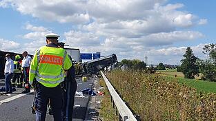 Schwerer Unfall am Mittwoch auf der Autobahn A3 bei Regensburg. Schwerer Unfall am Mittwoch auf der Autobahn A3 bei Regensburg.