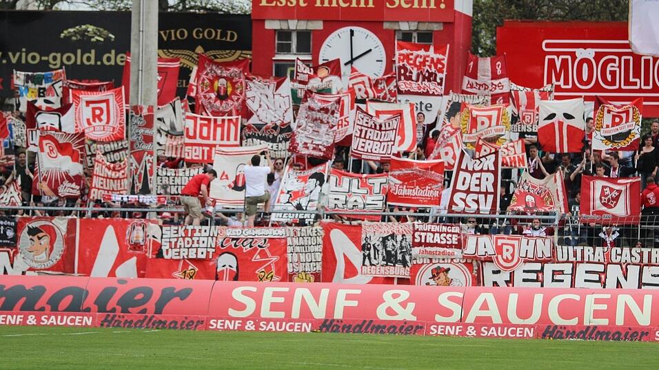 Nächste Saison müssen sich die Fans des SSV Jahn mit Viertliga-Fußball begnügen. (Foto: Fabian Roßmann) Nächste Saison müssen sich die Fans des SSV Jahn mit Viertliga-Fußball begnügen. (Foto: Fabian Roßmann)
