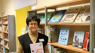 Evelyn Fellner zeigt die aktuell beliebten Bücher der Stadtbibliothek Cham. Evelyn Fellner zeigt die aktuell beliebten Bücher der Stadtbibliothek Cham.