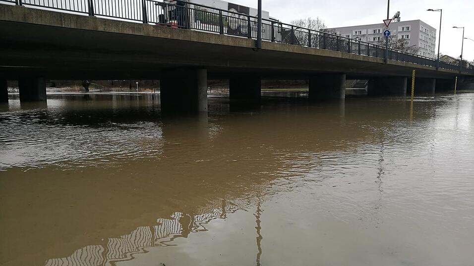Die Flutmulde ist gesperrt, weil die Pfettrach &uuml;ber die Ufer getreten ist.