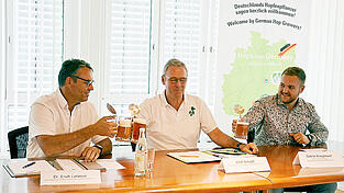 Vor Beginn der Pressekonferenz zur Hopfenernteschätzung stießen Erich Lehmair, Adolf Schapfl und Gabriel Krieglmeier (v. l.) trotz nicht allzu guter Prognosen mit einem Bier an. Vor Beginn der Pressekonferenz zur Hopfenernteschätzung stießen Erich Lehmair, Adolf Schapfl und Gabriel Krieglmeier (v. l.) trotz nicht allzu guter Prognosen mit einem Bier an.