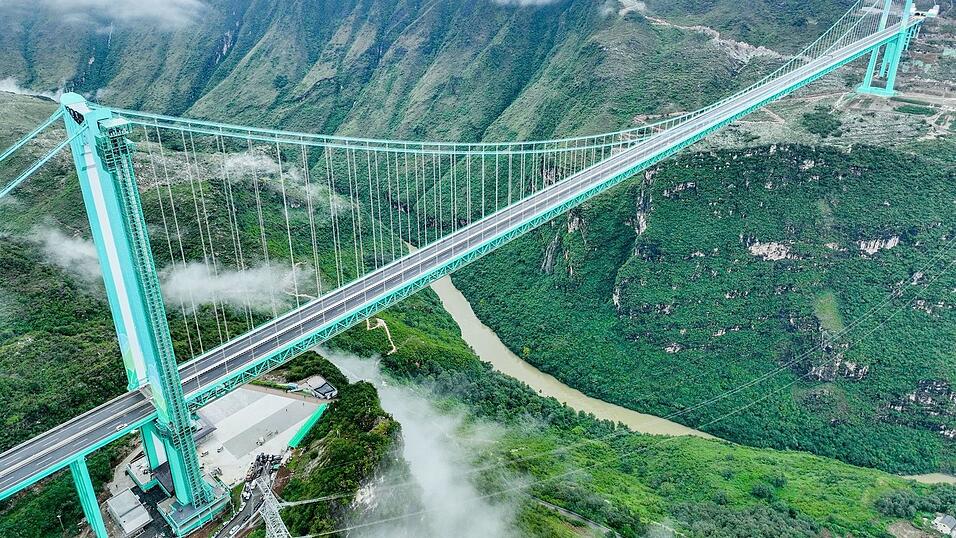 Die Huajiang Grand Canyon Bridge erreicht laut chinesischen Staatsmedien eine Höhe von bis zu 625 Metern.