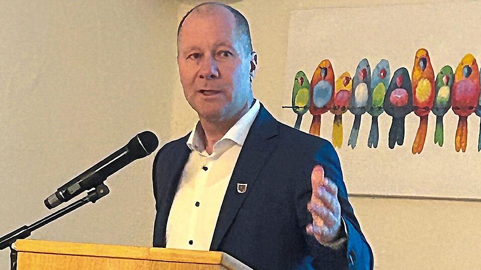 Bürgermeister Thomas Etschmann bei der zweiten Bürgerversammlung in seiner Amtszeit. Bürgermeister Thomas Etschmann bei der zweiten Bürgerversammlung in seiner Amtszeit.