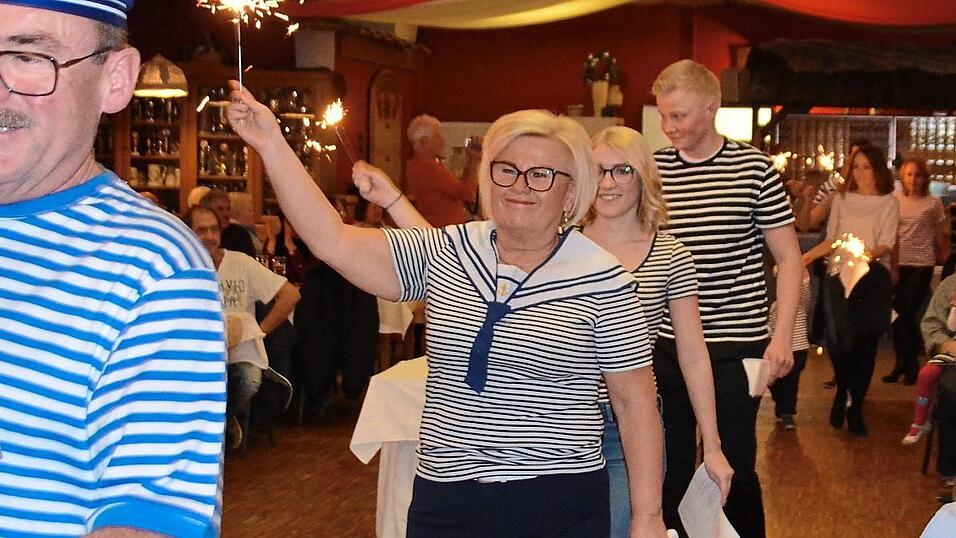 Die 'Traumschiff-Crew' marschierte bei der Geburtstagsfeier mit Sternwerfern und zur Originalmelodie der Sendung ein. Die 'Traumschiff-Crew' marschierte bei der Geburtstagsfeier mit Sternwerfern und zur Originalmelodie der Sendung ein.