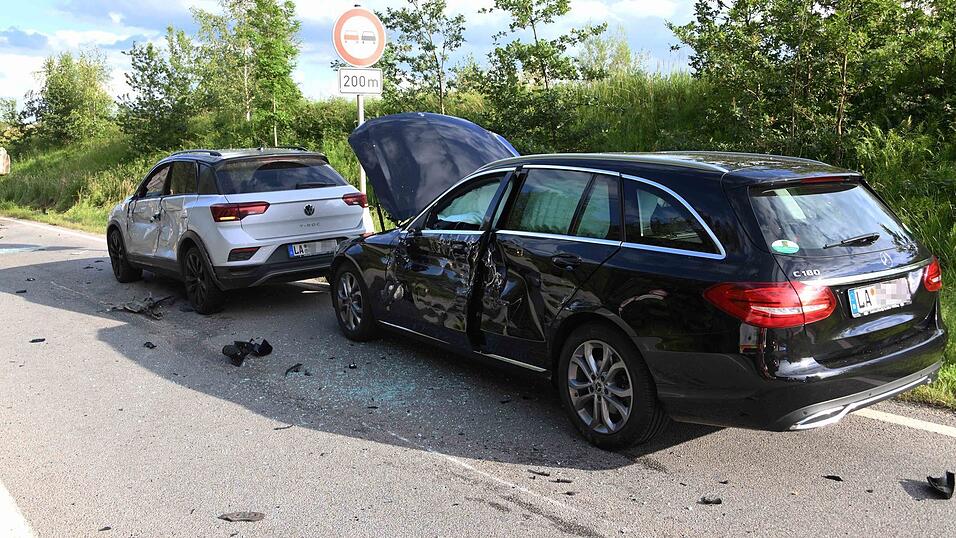 Bei dem Unfall verletzten sich drei Personen, einschließlich der Unfallverursacherin.