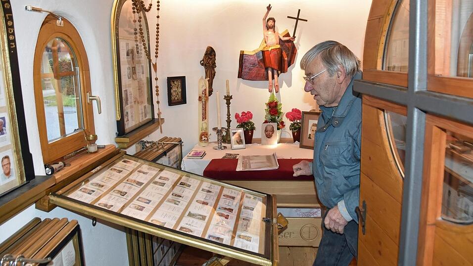 Karl Winklmann in seiner Auferstehungs- und Sterbebildkapelle in Wettzell, in der rund 500 Sterbebilder zu finden sind, sauber nach Jahrgängen geordnet und in einer speziellen Halterung zu lesen. Karl Winklmann in seiner Auferstehungs- und Sterbebildkapelle in Wettzell, in der rund 500 Sterbebilder zu finden sind, sauber nach Jahrgängen geordnet und in einer speziellen Halterung zu lesen.