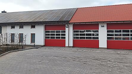 Die Fahrzeughalle wurde um zwei Stellpl&auml;tze vergr&ouml;&szlig;ert und die Ausfahrt aus dem Ger&auml;tehaus zur Staatsstra&szlig;e hin neu geschaffen.