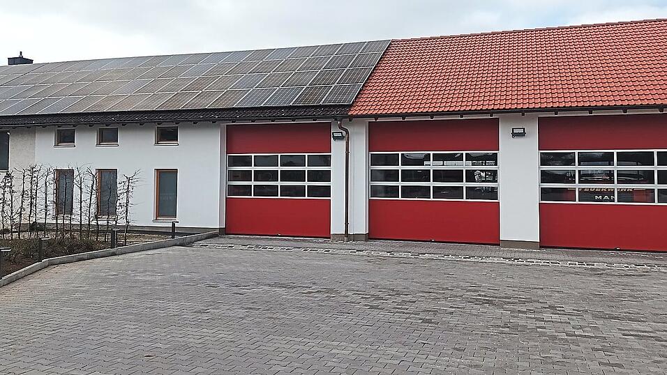 Die Fahrzeughalle wurde um zwei Stellpl&auml;tze vergr&ouml;&szlig;ert und die Ausfahrt aus dem Ger&auml;tehaus zur Staatsstra&szlig;e hin neu geschaffen.