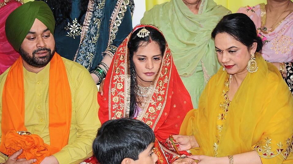 Die Hände der Braut wurden kunstvoll mit Henna-Farbe verziert. Die Hände der Braut wurden kunstvoll mit Henna-Farbe verziert.