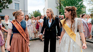 Sylvia (Veronica Ferres, Mitte) versucht den Streit zwischen Annelie (Daria Vivien Wolf, links) und Toni (Lilly Wiedemann) zu schlichten in einer Szene aus 'Tatort: Königinnen'. Sylvia (Veronica Ferres, Mitte) versucht den Streit zwischen Annelie (Daria Vivien Wolf, links) und Toni (Lilly Wiedemann) zu schlichten in einer Szene aus 'Tatort: Königinnen'.