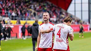 Kommt nach seinen ersten beiden Saisontoren gegen Stuttgart II - wie die ganze Regensburger Mannschaft - langsam in Fahrt: Stürmer Eric Hottmann (l., daneben Kapitän Felix Strauss. Kommt nach seinen ersten beiden Saisontoren gegen Stuttgart II - wie die ganze Regensburger Mannschaft - langsam in Fahrt: Stürmer Eric Hottmann (l., daneben Kapitän Felix Strauss.