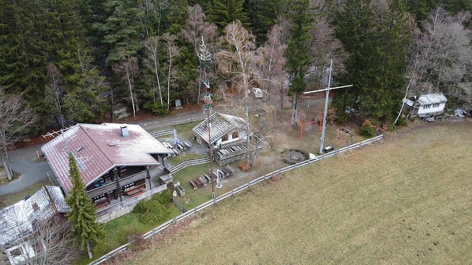 Auf dem Hausberg von Viechtach, diese Woche mit Schnee bezuckert: Die Alte Kronberghütte von oben. Auf dem Hausberg von Viechtach, diese Woche mit Schnee bezuckert: Die Alte Kronberghütte von oben.