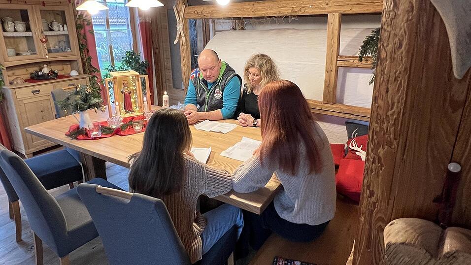 Ein Familiengottesdienst in den eigenen vier Wänden mit der Marienfigur: Für Birgit Schmid und ihre Familie ist das ein Brauch, der im Advent dazugehört. Ein Familiengottesdienst in den eigenen vier Wänden mit der Marienfigur: Für Birgit Schmid und ihre Familie ist das ein Brauch, der im Advent dazugehört.