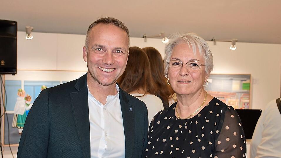 Raquel Solis zusammen mit Bürgermeister Armin Grassinger am Donnerstag bei der Eröffnung der Ausstellung.
