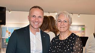 Raquel Solis zusammen mit Bürgermeister Armin Grassinger am Donnerstag bei der Eröffnung der Ausstellung. Raquel Solis zusammen mit Bürgermeister Armin Grassinger am Donnerstag bei der Eröffnung der Ausstellung.