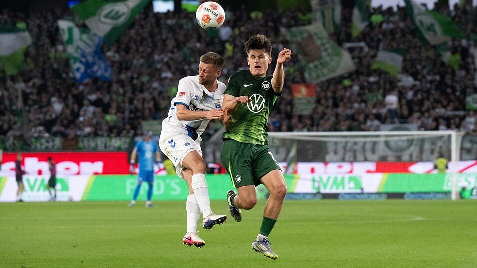 Im Kopfballduell: Wolfsburgs Joakim Maehle (r) und Sebastian Klaas vom SC Paderborn. Im Kopfballduell: Wolfsburgs Joakim Maehle (r) und Sebastian Klaas vom SC Paderborn.