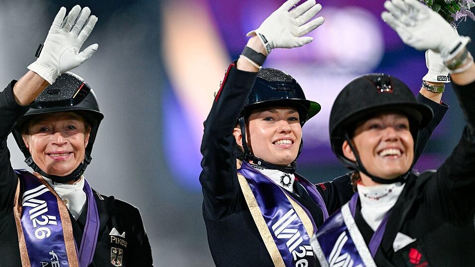 Isabell Werth feiert Bronze. Isabell Werth feiert Bronze.