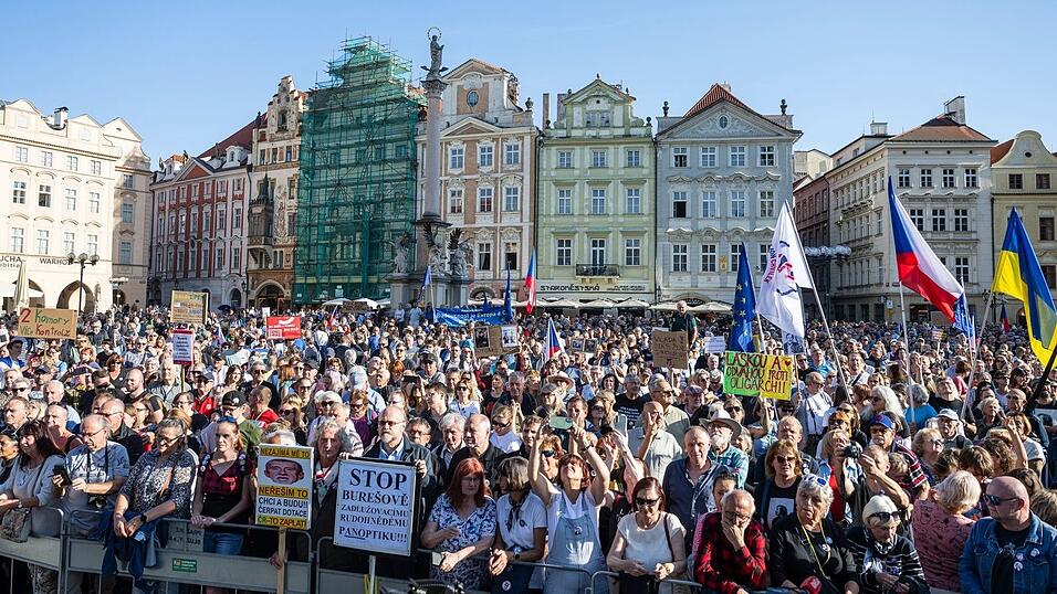 Tausende nahmen an einer Demonstration gegen Populisten und Extremisten auf dem Altstädter Ring in Prag teil. Tausende nahmen an einer Demonstration gegen Populisten und Extremisten auf dem Altstädter Ring in Prag teil.