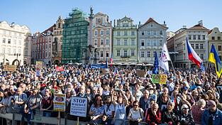 Tausende nahmen an einer Demonstration gegen Populisten und Extremisten auf dem Altstädter Ring in Prag teil. Tausende nahmen an einer Demonstration gegen Populisten und Extremisten auf dem Altstädter Ring in Prag teil.