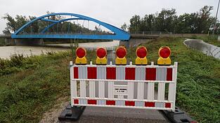 Einige flussnahe Wege, wie hier an der Isarbrücke in Moosburg, waren am Sonntag gesperrt.
