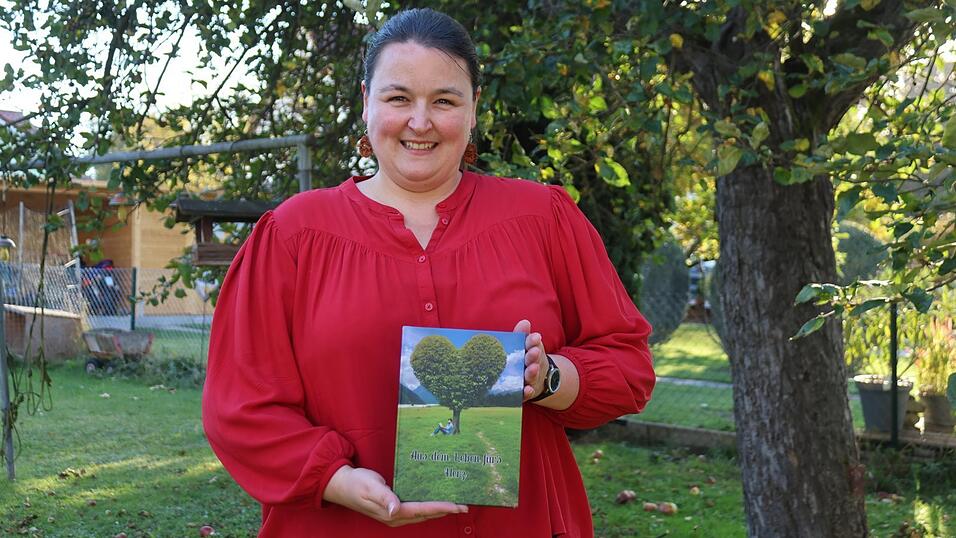 Stolz präsentiert die Rodingerin Verena Hausladen ihr erstes Buch mit elf Ressourcengeschichten. Das zweite ist bereits in Arbeit. Stolz präsentiert die Rodingerin Verena Hausladen ihr erstes Buch mit elf Ressourcengeschichten. Das zweite ist bereits in Arbeit.