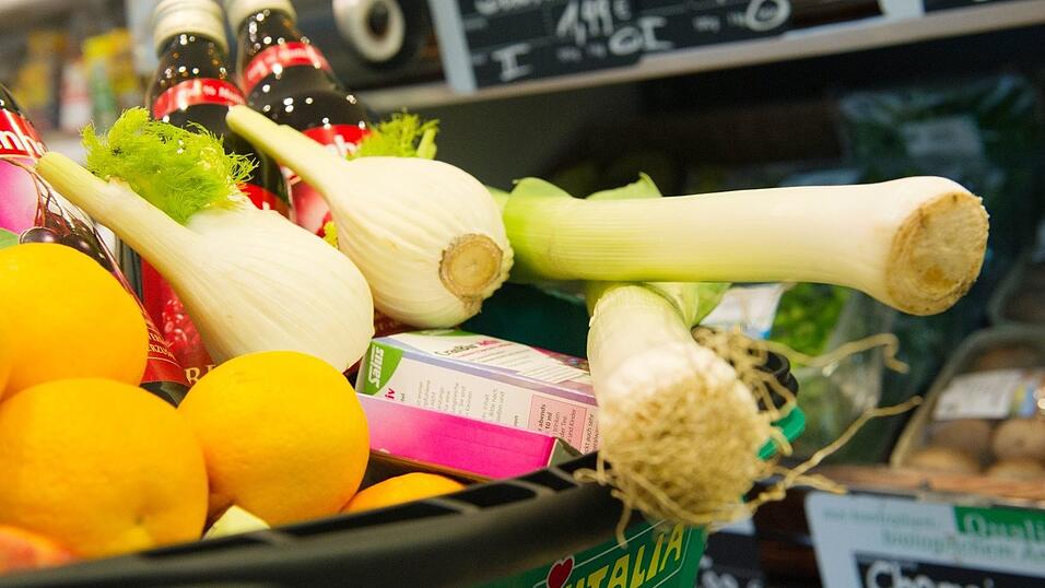 Biolebensmittel sollten nach dem Willen der Grünen von der Mehrwertsteuer befreit werden. Das würde dafür sorgen, dass sich mehr Menschen das gesunde Essen leisten könnten. Auch die Landwirte in Bayern würden davon profitieren. (Illustration) Biolebensmittel sollten nach dem Willen der Grünen von der Mehrwertsteuer befreit werden. Das würde dafür sorgen, dass sich mehr Menschen das gesunde Essen leisten könnten. Auch die Landwirte in Bayern würden davon profitieren. (Illustration)