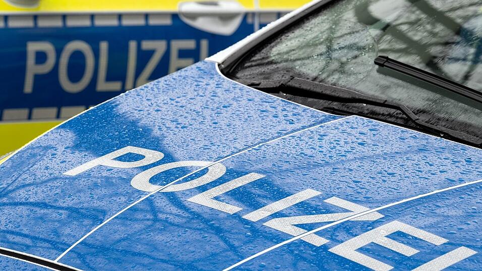 Ein 37-Jähriger hat in einer Bank in Kempten mit einem handgeschriebenen Zettel unbemerkt die Polizei alarmieren lassen. (Symbolbild) Ein 37-Jähriger hat in einer Bank in Kempten mit einem handgeschriebenen Zettel unbemerkt die Polizei alarmieren lassen. (Symbolbild)