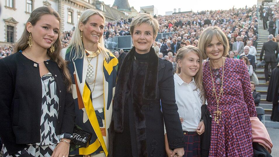 Gloria von Thurn und Taxis (M), ihre Schwester Maya von Schönburg-Glauchau (r) mit Tochter Charlotta und Prinzessin Elisabeth Auersperg-Breunner (2.v.l.) mit Tochter Emelie (l) posieren am 15. Juli 2016 vor der Eröffnung der Thurn-und-Taxis-Schlossfestspiele mit der Oper 'Carmen' im Innenhof des Fürstenschlosses St. Emmeram in Regensburg (Archiv). Gloria von Thurn und Taxis (M), ihre Schwester Maya von Schönburg-Glauchau (r) mit Tochter Charlotta und Prinzessin Elisabeth Auersperg-Breunner (2.v.l.) mit Tochter Emelie (l) posieren am 15. Juli 2016 vor der Eröffnung der Thurn-und-Taxis-Schlossfestspiele mit der Oper 'Carmen' im Innenhof des Fürstenschlosses St. Emmeram in Regensburg (Archiv).