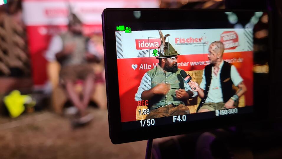 Die Single-Couch vor dem Nothaft-Festzelt am Gäubodenvolksfest.