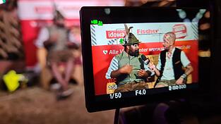 Die Single-Couch vor dem Nothaft-Festzelt am Gäubodenvolksfest.