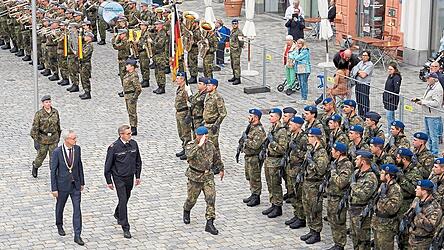 OB Markus Pannermayr (mit Dienstkette), Vizepräsident der Johanniter, Graf Alexander von Gneisenau, und Generalarzt Dr. Bruno Most (v.l.) beim Abschreiten der Ehrenformation, gefolgt von der Kommandeurin des Sanitätslehrregiments, Oberstarzt Melanie Heyde. OB Markus Pannermayr (mit Dienstkette), Vizepräsident der Johanniter, Graf Alexander von Gneisenau, und Generalarzt Dr. Bruno Most (v.l.) beim Abschreiten der Ehrenformation, gefolgt von der Kommandeurin des Sanitätslehrregiments, Oberstarzt Melanie Heyde.