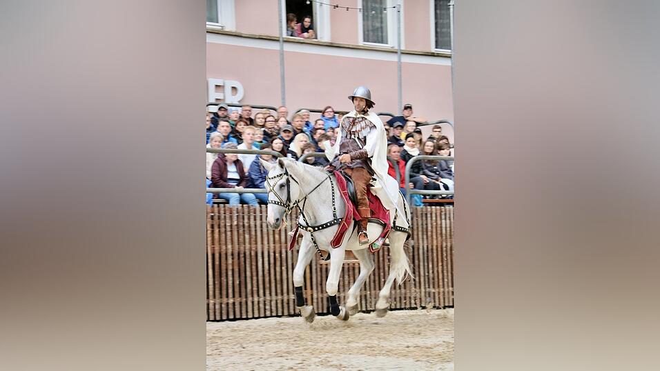 Eindr&uuml;cke von der Gruppe 'blau', die am Freitagabend die Drachenstich-Premiere gespielt hat.