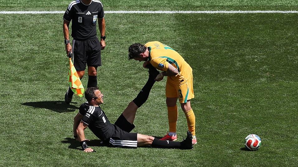 Szene, die das WM-Debüt trübt: Zwayer erlitt Krämpfe. Szene, die das WM-Debüt trübt: Zwayer erlitt Krämpfe.