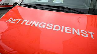 Ein 70-jähriger Autofahrer wurde nach einem Unfall ins Krankenhaus gebracht und starb dort am Sonntagabend. (Symbolbild) Ein 70-jähriger Autofahrer wurde nach einem Unfall ins Krankenhaus gebracht und starb dort am Sonntagabend. (Symbolbild)