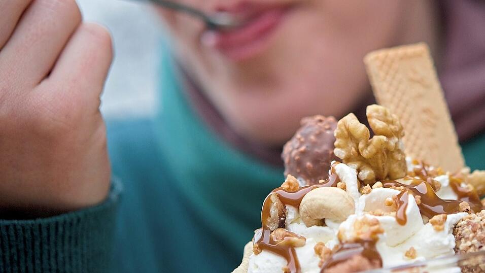 Die 21-Jährige ging davon aus, mit einem Bauunternehmer Eis essen zu gehen - er entpuppte sich als Betrüger. Die 21-Jährige ging davon aus, mit einem Bauunternehmer Eis essen zu gehen - er entpuppte sich als Betrüger.