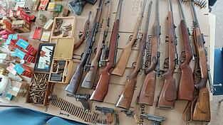 Das sind die Waffen und Munition welche die Beamten sicherstellten. Das sind die Waffen und Munition welche die Beamten sicherstellten.