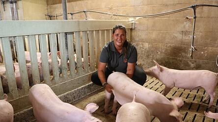Patricia Rothamer mit einigen ihrer Schweine. Insgesamt haben die Rothamers derzeit 1.120 Mastschweine. Patricia Rothamer mit einigen ihrer Schweine. Insgesamt haben die Rothamers derzeit 1.120 Mastschweine.