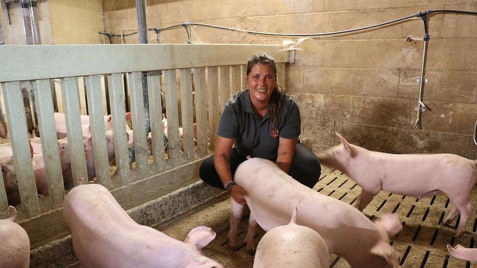 Patricia Rothamer mit einigen ihrer Schweine. Insgesamt haben die Rothamers derzeit 1.120 Mastschweine. Patricia Rothamer mit einigen ihrer Schweine. Insgesamt haben die Rothamers derzeit 1.120 Mastschweine.