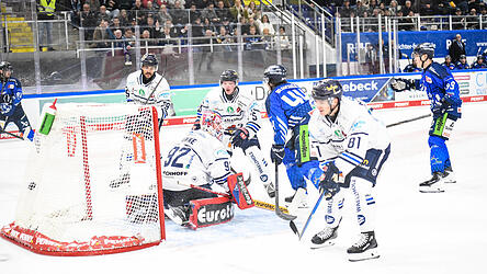 Max Bleicher erzielt in dieser Szene seinen ersten DEL-Treffer - es war das zwischenzeitliche 7:2 f&uuml;r die Tigers in einem einseitigen Match gegen Iserlohn, das letztlich mit 11:4 endete.
