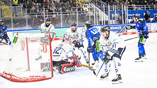 Max Bleicher erzielt in dieser Szene seinen ersten DEL-Treffer - es war das zwischenzeitliche 7:2 für die Tigers in einem einseitigen Match gegen Iserlohn, das letztlich mit 11:4 endete. Max Bleicher erzielt in dieser Szene seinen ersten DEL-Treffer - es war das zwischenzeitliche 7:2 für die Tigers in einem einseitigen Match gegen Iserlohn, das letztlich mit 11:4 endete.