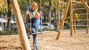 Finanzielle Unterstützung der Großeltern ist eine wertvolle Starthilfe ins Erwachsenenleben. Finanzielle Unterstützung der Großeltern ist eine wertvolle Starthilfe ins Erwachsenenleben.