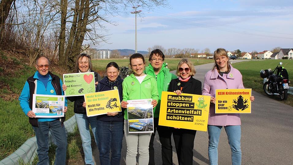 Natursch&uuml;tzer nutzten die Amphibienaktion, um gegen den Bau zweier Gewerbehallen zu demonstrieren.