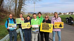 Natursch&uuml;tzer nutzten die Amphibienaktion, um gegen den Bau zweier Gewerbehallen zu demonstrieren.