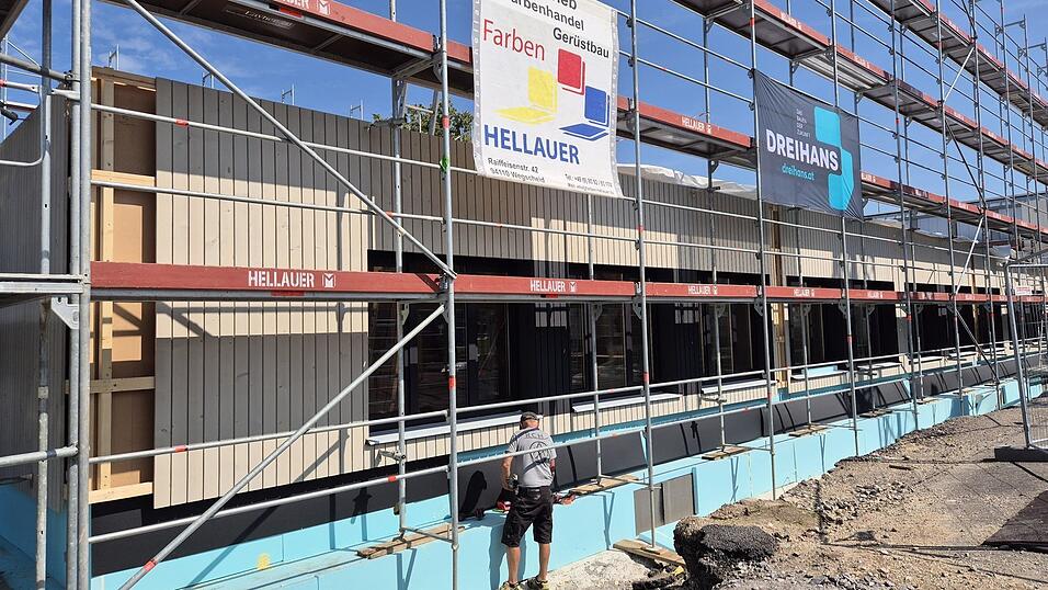 Der erste Stock des zweistöckigen Gebäudes steht, bis Ende nächster Woche soll bereits das Flachdach montiert werden. Der erste Stock des zweistöckigen Gebäudes steht, bis Ende nächster Woche soll bereits das Flachdach montiert werden.