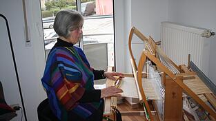 Früher hatte sie drei Webstühle. Seit dem Umzug in ihre neue Wohnung besitzt Borchert nur noch einen. Früher hatte sie drei Webstühle. Seit dem Umzug in ihre neue Wohnung besitzt Borchert nur noch einen.