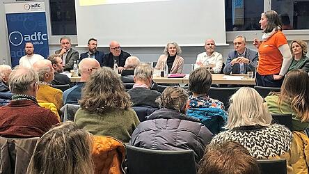 Die OB-Kandidaten Sebastian Wanner, Horst Meierhofer, Benedikt Suttner, Thomas Thurow, Helene Sigloch, Michael Schien, Thomas Burger und Astrid Freudenstein (von links) diskutierten beim ADFC.