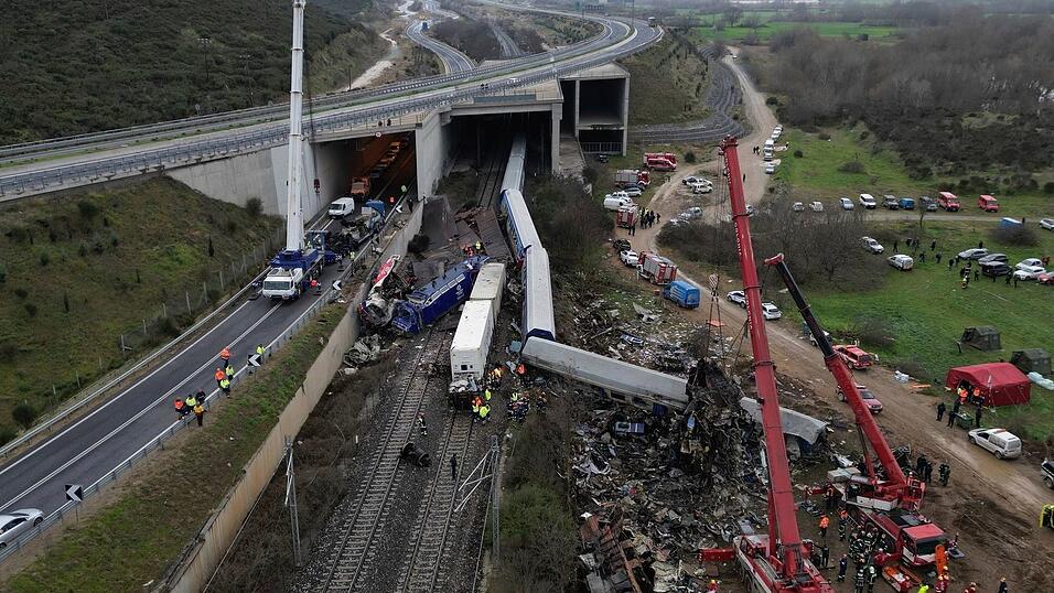 Beim Tempi-Zugunglück in Griechenland vor gut drei Jahren starben 57 Menschen. (Archivbild) Beim Tempi-Zugunglück in Griechenland vor gut drei Jahren starben 57 Menschen. (Archivbild)
