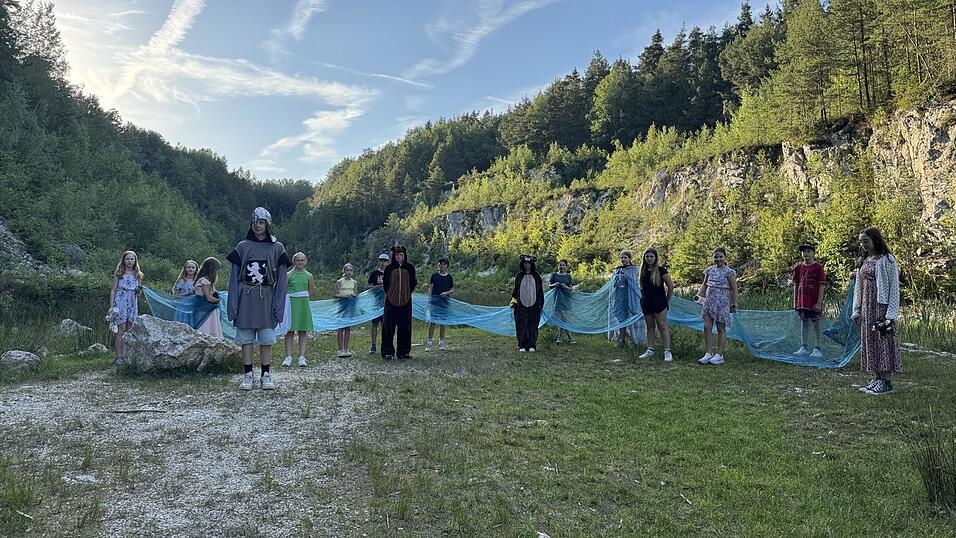 Die Sch&uuml;ler des Dominicus-von-Linprun-Gymnasiums zeigten die Entstehung des Pfahls in einem wundersch&ouml;n inszenierten Theaterst&uuml;ck.