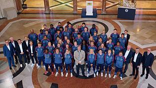 Der FC Bayern bei einer Ehrung in der Staatskanzlei. Der FC Bayern bei einer Ehrung in der Staatskanzlei.